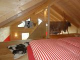Schlafzimmer mit Ausblick über den Wohnbereich