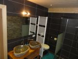 Badezimmer mit Holz-Wasch-Tisch