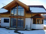 Privathaus mit Holzverkleidung und großen Fenstern