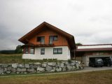 Haus mit Holzfassade
