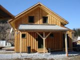 Haus mit Holzvorbau