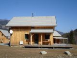 Holzhaus mit Holzvorbau und Wintergarten