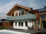 Privathaus mit Glasbalkon