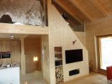 Wohnwand mit integrierter Stiege - aus Holz