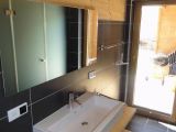 Badezimmer aus Holz und Fliesen