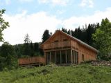 Holzhaus mit großer Fensterfront