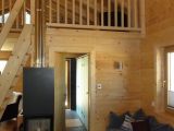 Holzhaus mit Kamin und Galiere