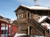 Traditionelle Skihütte mit viel Holz in Obertauern
