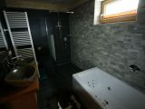 Steinwand im Badezimmer
