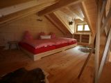 Schlafzimmer aus Holz - im Dachboden
