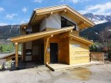 Holzhaus mit Carboard