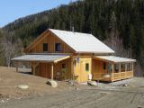 Ferienhaus mit Holzvorbau und Holzterrasse