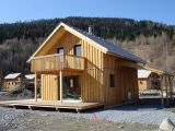Holzhaus mit Balkon