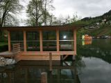 modernes Bootshaus aus Holz und Glas