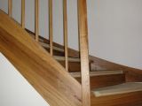 Treppe aus dunklen Holz