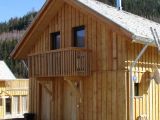 Holzhaus und Holzbalkon