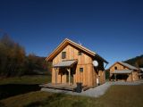 Urlaubsdorf mit Holzhäusern