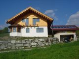 Haus mit Holzverkleidung außen