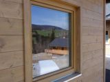 Holzhaus mit Holzfenstern