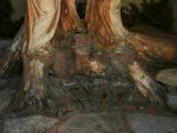 Heiligenfiguren direkt aus Baum geschnitzt