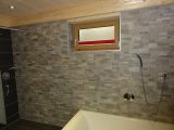 moderne Steinwand im Badezimmer