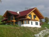 Haus mit Holzverkleidung auf der Fassade