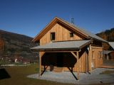 Holzhaus mit Carboard