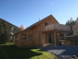 Holzhaus mit Holzterrasse